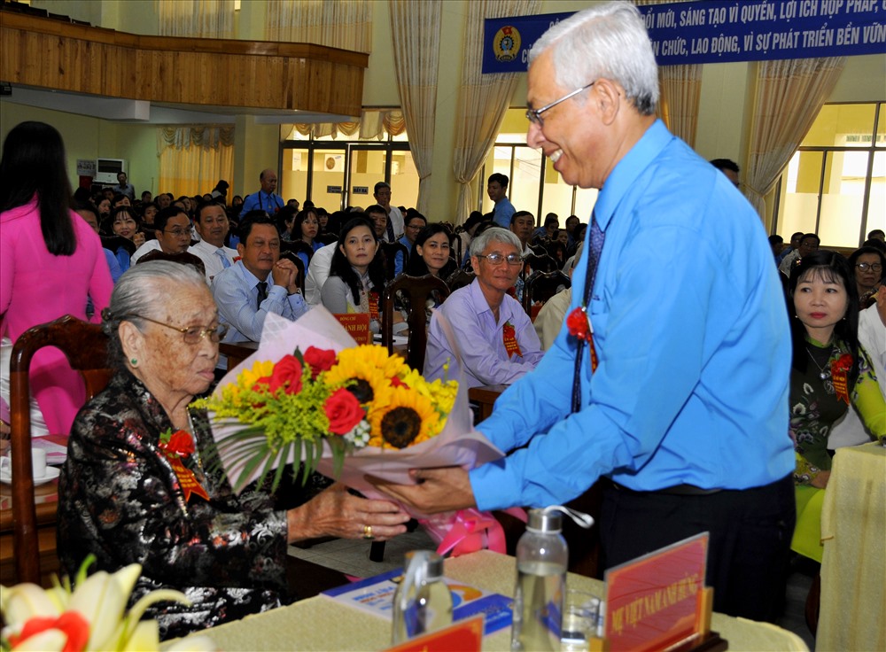 Chủ tịch LĐLĐ An Giang Nguyễn Thiện Phú tặng hoa cho Mẹ Việt Nam Anh hùng. Ảnh: LT