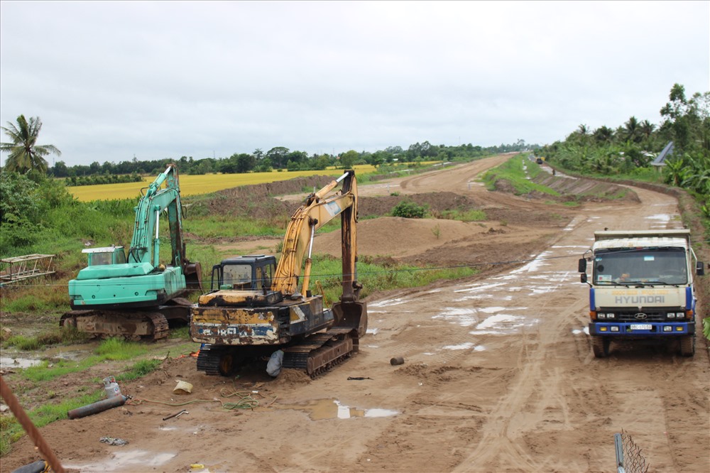 Thi công nền đường DA Cao tốc Trung Lương - Mỹ Thuận. Ảnh: Kỳ Quan.