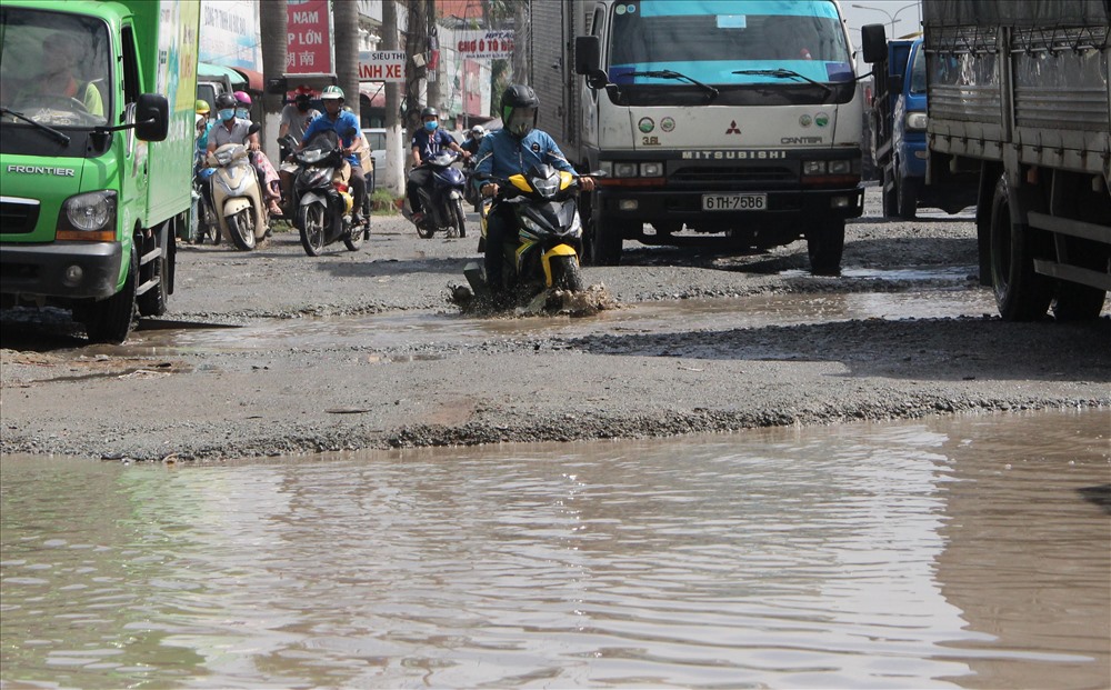 Đoạn qua ngã tư 550 giáp ranh thị xã Dĩ An và thị xã Thuận An xuất hiện nhiều hố nước sâu trên đường.