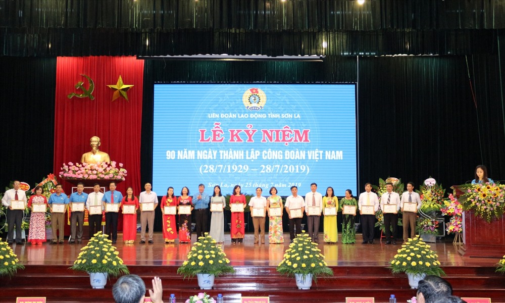 Đồng chí Trần Thanh Hải, Phó Chủ tịch Thường trực Tổng Liên đoàn Lao động Việt Nam trao Giấy chức nhận và Kỷ niệm chương cho các cá nhân. Ảnh: Minh Hải