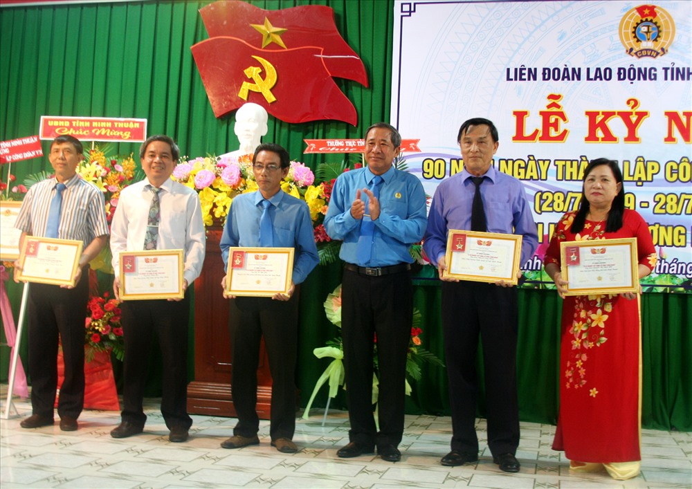 Đồng chí Trần Văn Đông, chủ tịch LĐLĐ tỉnh trao kỉ niệm chương vì sự nghiệp công đoàn do Tổng LĐLĐ Việt Nam tặng cho các đồng chí có nhiều đóng góp cho hoạt động công đoàn. Ảnh: P.L