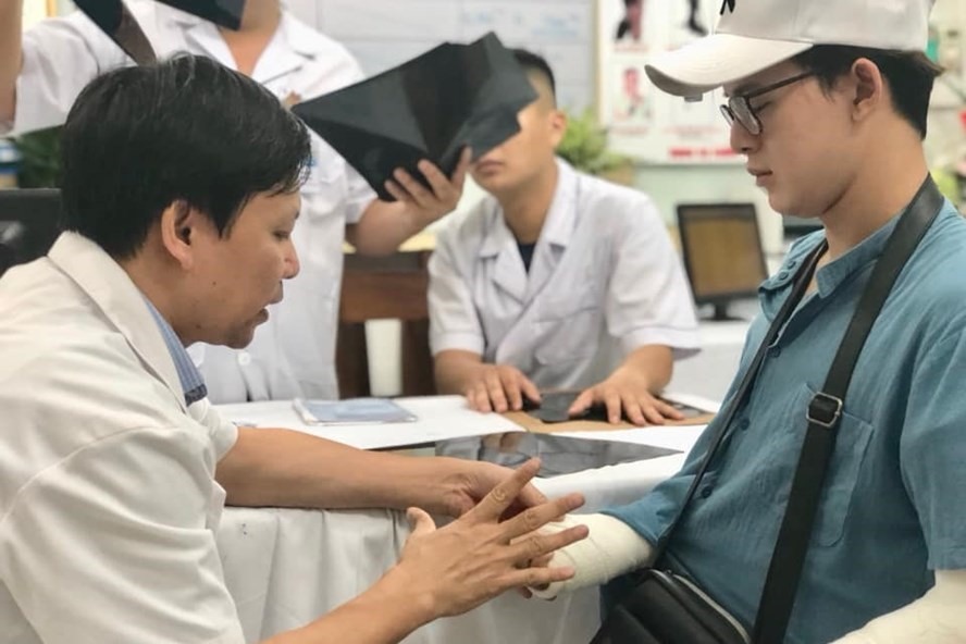 Diễn viên Quang Anh được bác sĩ tại bệnh viện Việt Đức thăm khám sau sự cố ngã cầu thang. Ảnh: NH.