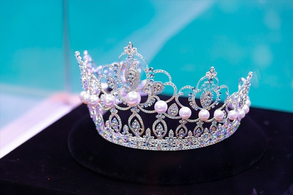 Chiếc vương miện danh giá mang biểu tượng cho quyền lực, chiến thắng và vinh quang của Tân Hoa hậu được Long Beach Pearl chế tạo tỉ mỉ. Ảnh: MWVN.