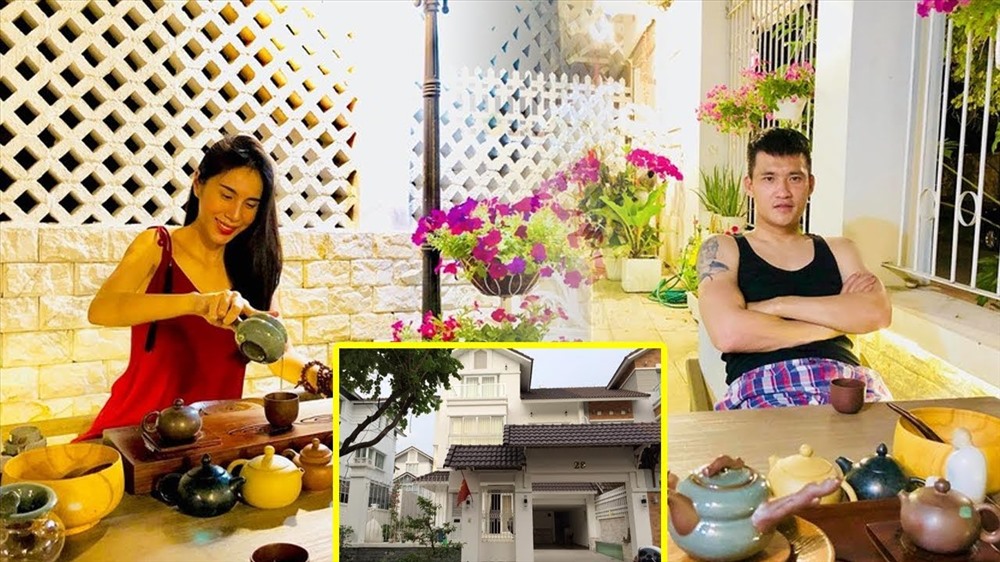 Năm 2014, vợ chồng ca sĩ Thủy Tiên – tiền đạo Công Vinh đã chuyển về căn biệt thự tại Quận 7, TP Hồ Chí Minh. Căn biệt thự được xây dựng trên khu đất rộng 300m2 , cạnh một dòng sông vì vậy không gian hết sức thoáng đãng, mát mẻ.