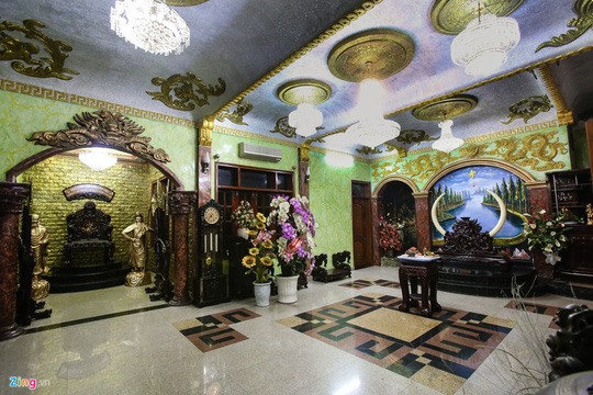 Bên cạnh đó, Ngọc Sơn cũng nổi tiếng bởi sở hữu căn biệt thự “Thiên niên kỷ” nằm trên con đường đắt đỏ Sương Nguyệt Ánh (quận 1, TP HCM).
