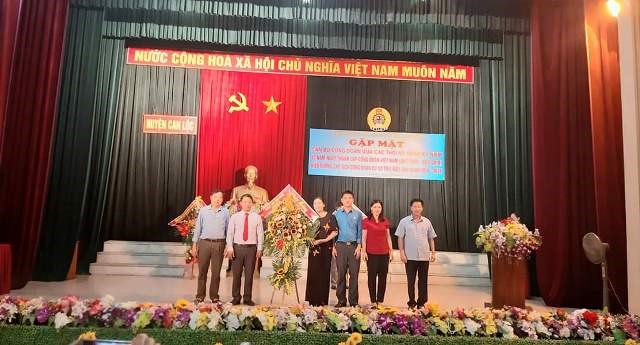 Lãnh đạo huyện tặng hoa chúc mừng LĐLĐ huyện Can Lộc. Ảnh: QC