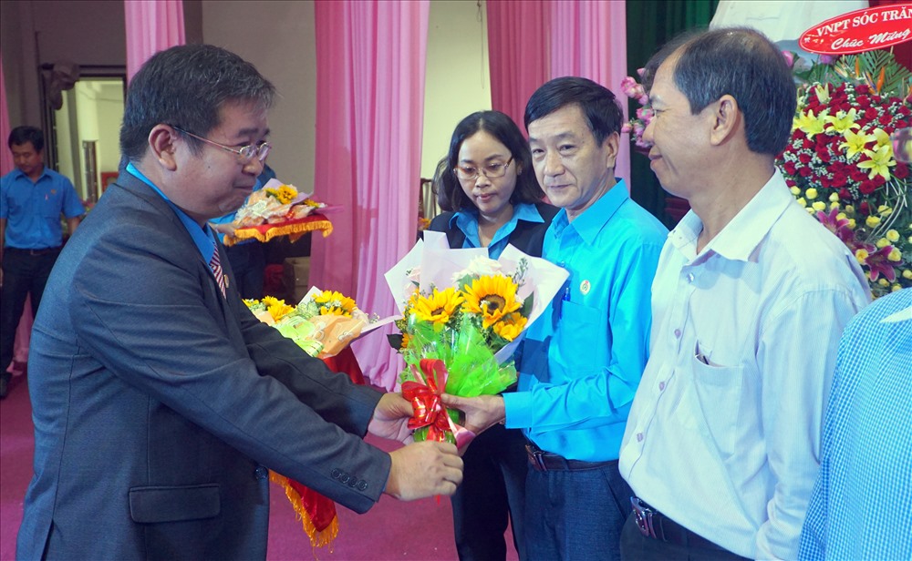 Tặng hoa cho các đồng chí nhận Kỷ niệm chương vì sự nghệp tỏ chức Công đoàn Việt Nam (ảnh Nhật Hồ)