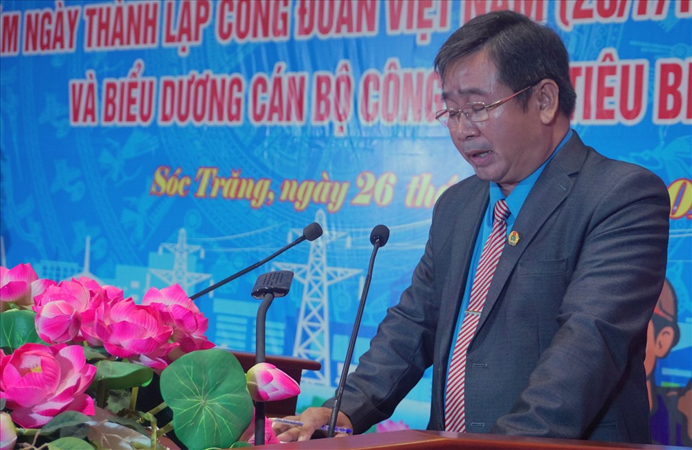Chủ tịch LĐLĐ Sóc Trăng Ngô Thái Chân ôn lại truyền thống của tổ chức Công đoàn Việt Nam (ảnh Nhật Hồ)