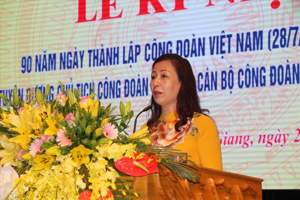 Đồng chí Lê Thị Thu Hồng, Phó Bí thư Thường trực Tỉnh ủy, Trưởng đoàn Đại biểu Quốc hội tỉnh Bắc Giang phát biểu tại buổi lễ.