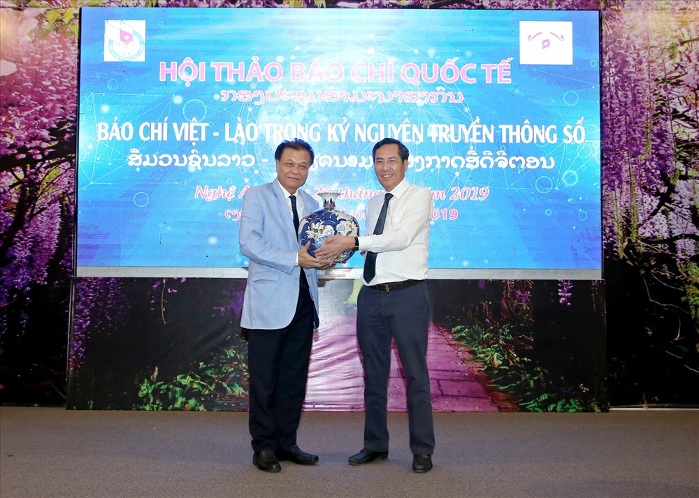 Chủ tịch Hội nhà báo hai nước Việt Nam, Lào giao lưu quà tặng. Ảnh: PV