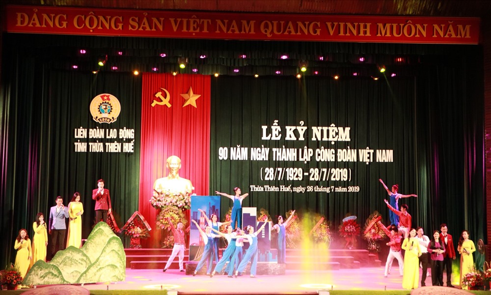 Các tiết mục văn nghệ ý nghĩa chào mừng Kỷ niệm 90 năm thành lập Công đoàn Việt Nam. Ảnh: PĐ.