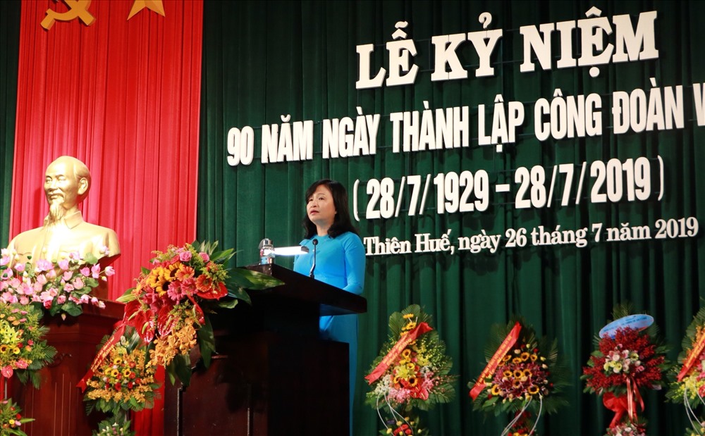 Bà Nguyễn Khoa Hoài Hương - Chủ tịch LĐLĐ Thừa Thiên - Huế phát biểu tại buổi lễ. Ảnh: PĐ.