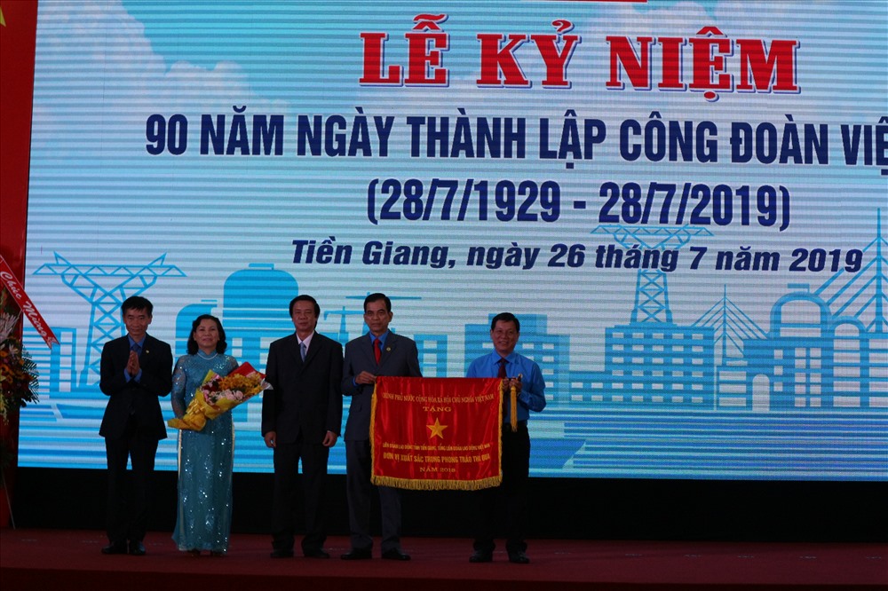 Trao Cờ thi đua của Chính phủ cho tập thể LĐLĐ tỉnh Tiền Giang. Ảnh: Kỳ Quan