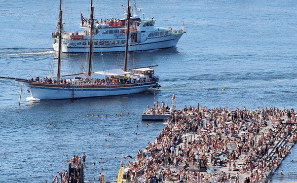 Khung cảnh đông nghẹt người thường xuyên diễn ra ở bãi tắm tại Oslo, Na Uy. Ảnh: REUTERS