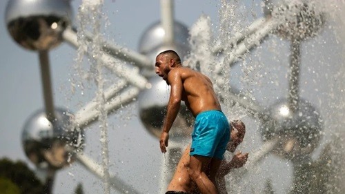 Các đài phun nước ở Paris là địa điểm lý tưởng để người dân giải nhiệt trong đợt nắng nóng kỷ lục. Ảnh AFP