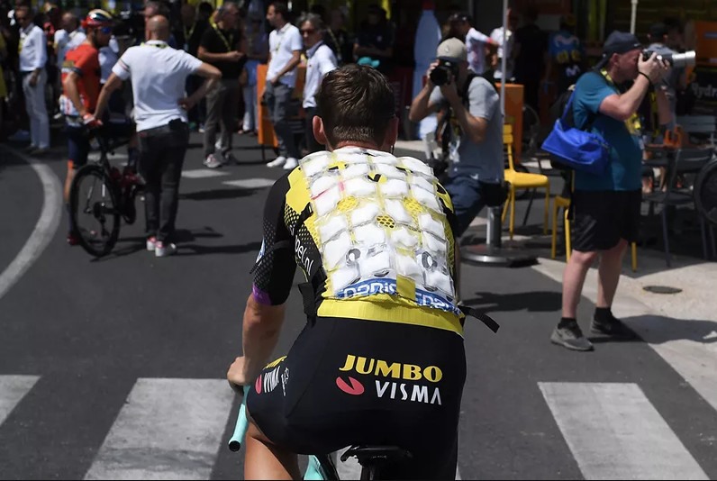 Ở giải đua xe đạp Tour de France vào ngày 23.7.2019, một tay đua của Hà Lan Jumbo-Visma phải mặc chiếc yếm bằng nhựa đặc biệt với nhiều túi băng để hạ nhiệt. Ảnh AFP