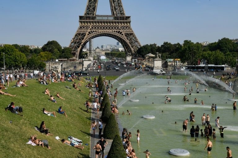 Tại Pháp, người dân ở thủ đô Paris tìm cách hạ nhiệt tại đài phun nước Trocadéro gần tháp Eiffel. Một phần lớn lãnh thổ nước Pháp đang ở mức báo động cấp 3. Ảnh AFP