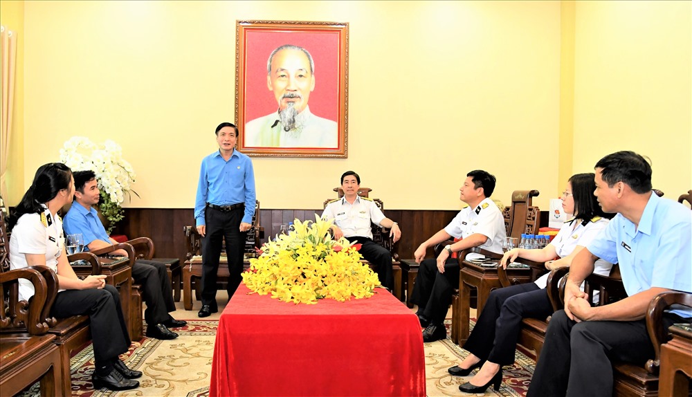 Chủ tịch Tổng LĐLĐ Việt Nam Bùi Văn Cường (người đứng) trò chuyện với tập thể lãnh đạo Tổng Công ty Tân cảng Sài Gòn.
