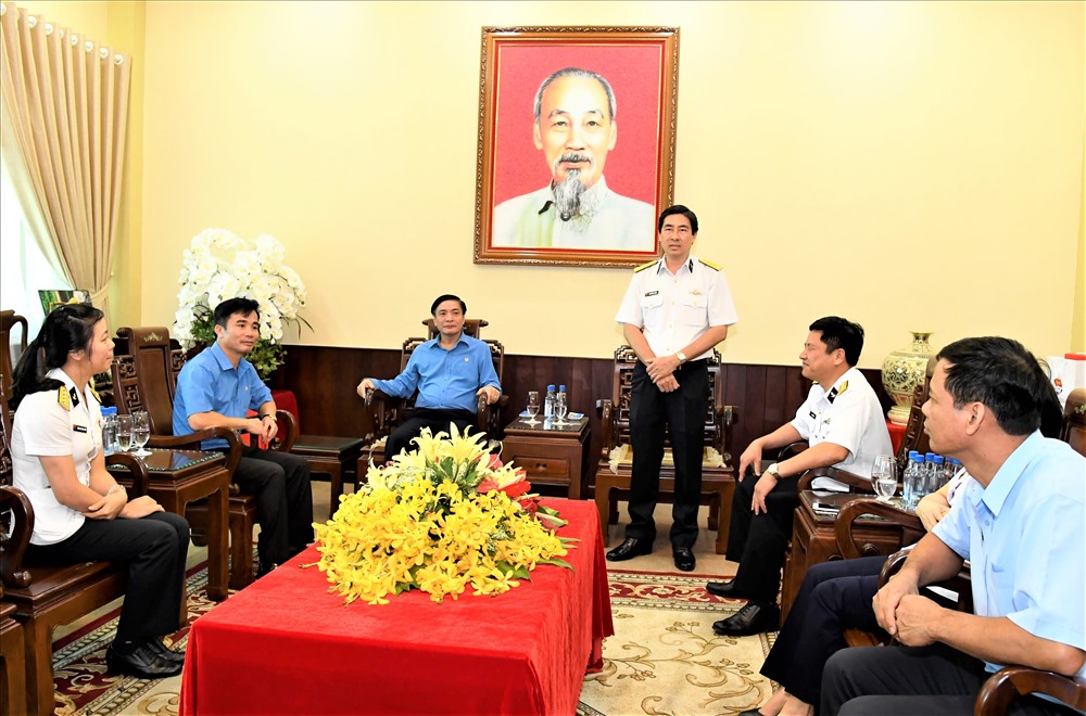 Đại tá Ngô Minh Thuấn (người đứng), Tổng Giám đốc Tổng Công ty Tân cảng Sài Gòn, báo cáo kết quả hoạt động của đơn vị.