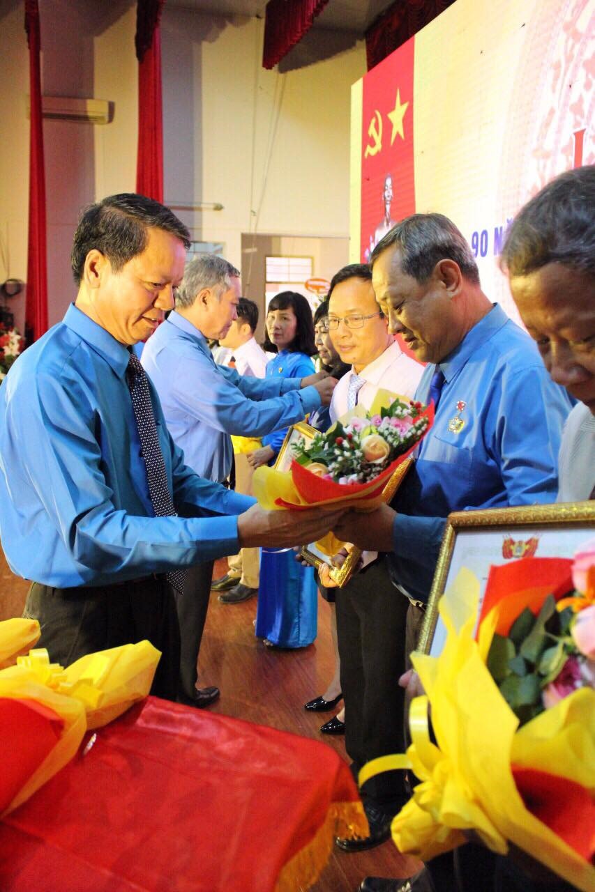 lãnh đạo LĐLĐ tỉnh Bình Thuận đã trao kỷ niệm chương “Vì sự nghiệp Công đoàn” cho 16 Chủ tịch Công đoàn cơ sở xuất sắc, tiêu biểu và trao các giải thưởng cá nhân, tập thể đạt giải cuộc thi ảnh “Nét đẹp Công đoàn và người lao động”.