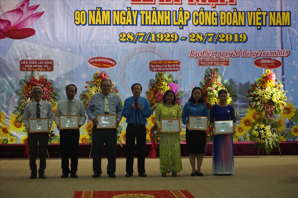 Bạc Liêu có 53 cán bộ Công đoàn được nhận Kỷ niệm chương vì sự nghiệp Công đoàn Việt Nam (ảnh Nhật Hồ)