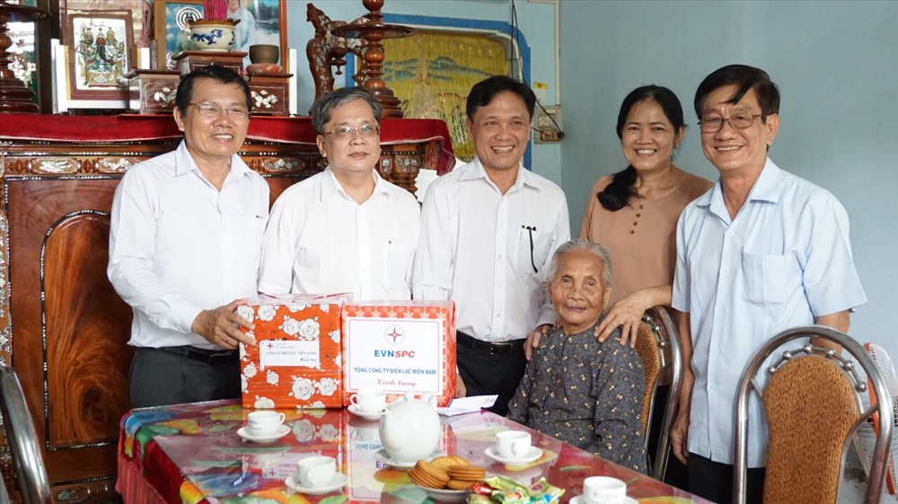 Ông Nguyễn Phước Đức thăm và tặng quà Mẹ VNAH Nguyễn Thị Dư tại xã Thành Công, huyện Gò Công Tây, Tiền Giang.