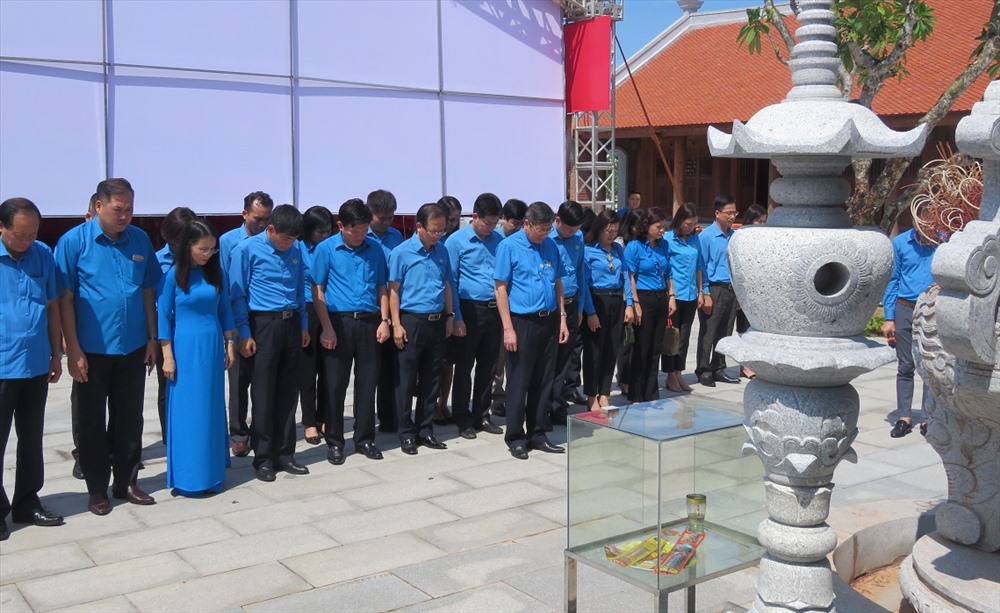 Đoàn dâng hương tại Khu tưởng niệm đồng chí Nguyễn Đức Cảnh ở Hải Phòng - ảnh MC