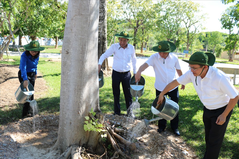 Đồng chí Thuận Hữu trồng cây lưu niệm tại Khu Di tích lịch sử Truông Bồn.
