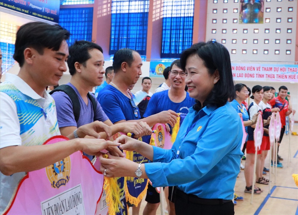 Bà Nguyễn Khoa Hoài Hương - Chủ tịch LĐLĐ Thừa Thiên - Huế trao cờ lưu niệm cho các đội tham dự hội thao. ẢNh: PĐ.