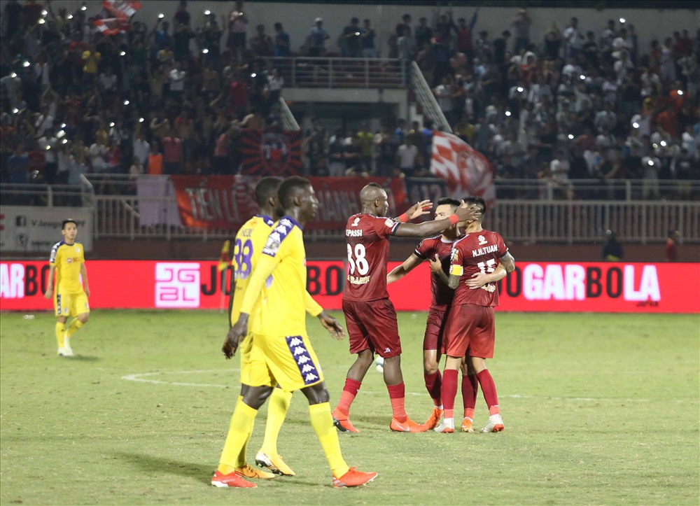 TP.HCM níu lại 1 điểm ở những phút bù giờ cuối cùng của trận đấu trước ĐKVĐ Hà Nội với bàn gỡ 2-2 của Công Thành. Ảnh: H.G