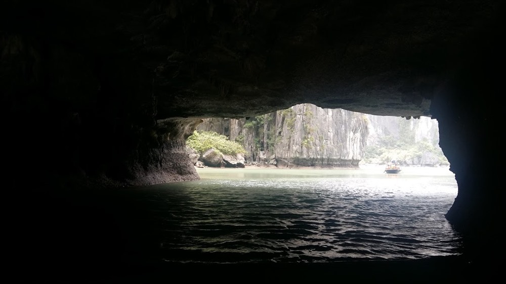 “Cổng” vào hang Luồn rộng khoảng 4 m, cao 3 m, dài 100m. Ảnh: Nguyễn Hùng