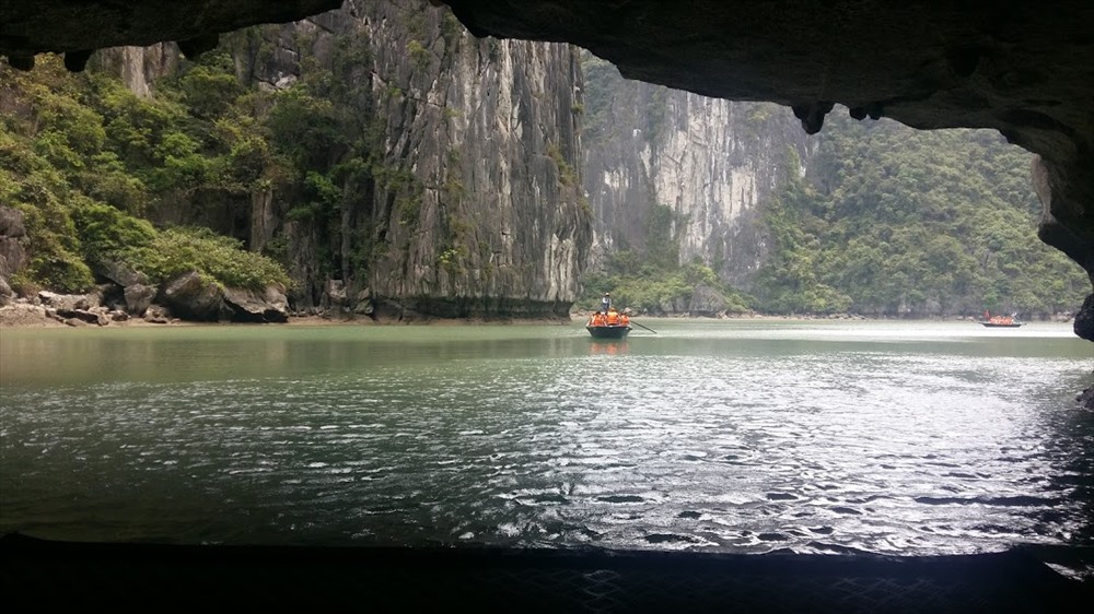 Phía bên trong là một hồ rộng khoảng 1km2. Ảnh: Nguyễn Hùng