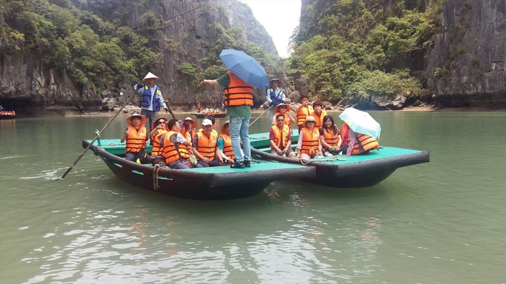 Ngày nay, Hang Luồn được lựa chọn là điểm du lịch hàng đầu để du khách có thể tự do chèo thuyền kayak hoặc thuyền nan trải nghiệm và khám phá vẻ đẹp trên vịnh. Ảnh: Nguyễn Hùng