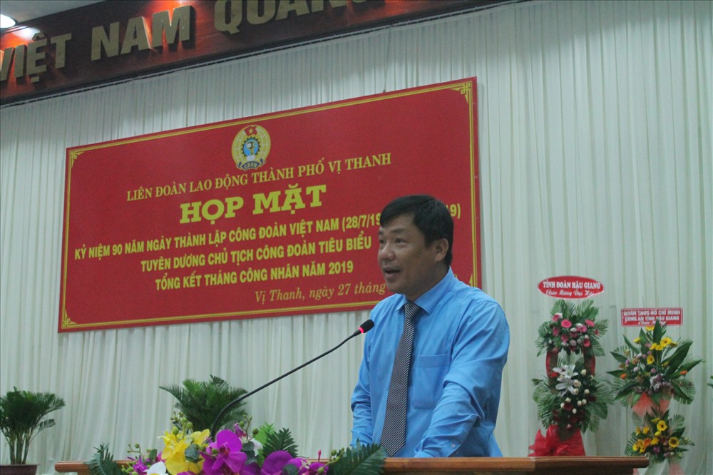 ông Phan Văn Nhớ - Chủ tịch LĐLĐ TP Vị Thanh phát biểu ôn lại truyền thống 90 năm Ngày thành lập Công đoàn Việt Nam. ảnh: Thành Nhân