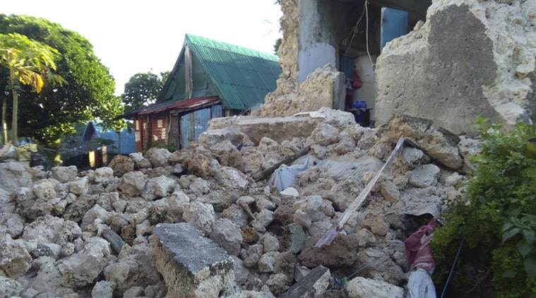 Đá vụn nằm bên ngoài một ngôi nhà bị hư hại ở thị trấn Itbayat, đảo Batanes, miền bắc Philippines sau trận động đất mạnh xảy ra vào thứ Bảy ngày 27 tháng 7 năm 2019. Hai trận động đất mạnh xảy ra cách nhau một nhóm đảo dân cư thưa thớt ở eo biển Luzon ở miền bắc Philippines vào đầu ngày thứ Bảy. (Agnes Salengua Nico qua AP)