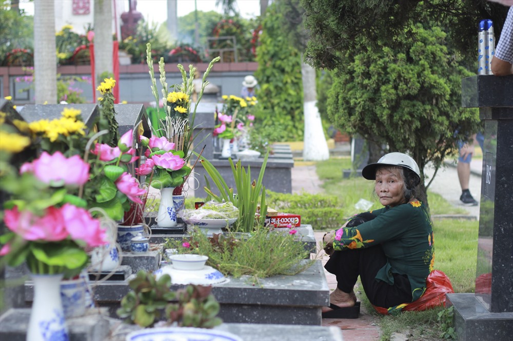 Bà Nguyễn Thị Tuyết (SN 1944, quận Thanh Xuân, Hà Nội) tới dâng hương tại mộ liệt sĩ Nguyễn Nhân Phúc (hi sinh năm 1950) và các đồng đội. Liệt sĩ Phúc là cha đẻ của bà Tuyết.