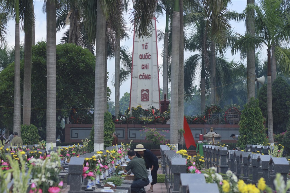 Sáng 27.7, ghi nhận của PV Lao Động tại Nghĩa trang liệt sĩ Nhổn (Hà Nội) đã có hàng trăm người dân xa gần từ khắp nơi tới dâng hương, dâng hoa tưởng nhớ, tri ân các anh hùng liệt sĩ.