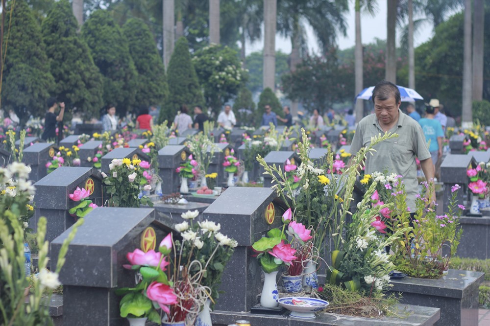 Nghĩa trang Liệt sĩ Nhổn có 2.153 ngôi mộ Liệt sĩ đã hy sinh trong cả bốn thời kỳ: kháng chiến chống Pháp, kháng chiến chống Mỹ, chiến tranh biên giới phía Bắc và thời bình. Đây cũng là nơi an nghỉ của nhiều Bà mẹ Việt Nam Anh hùng.