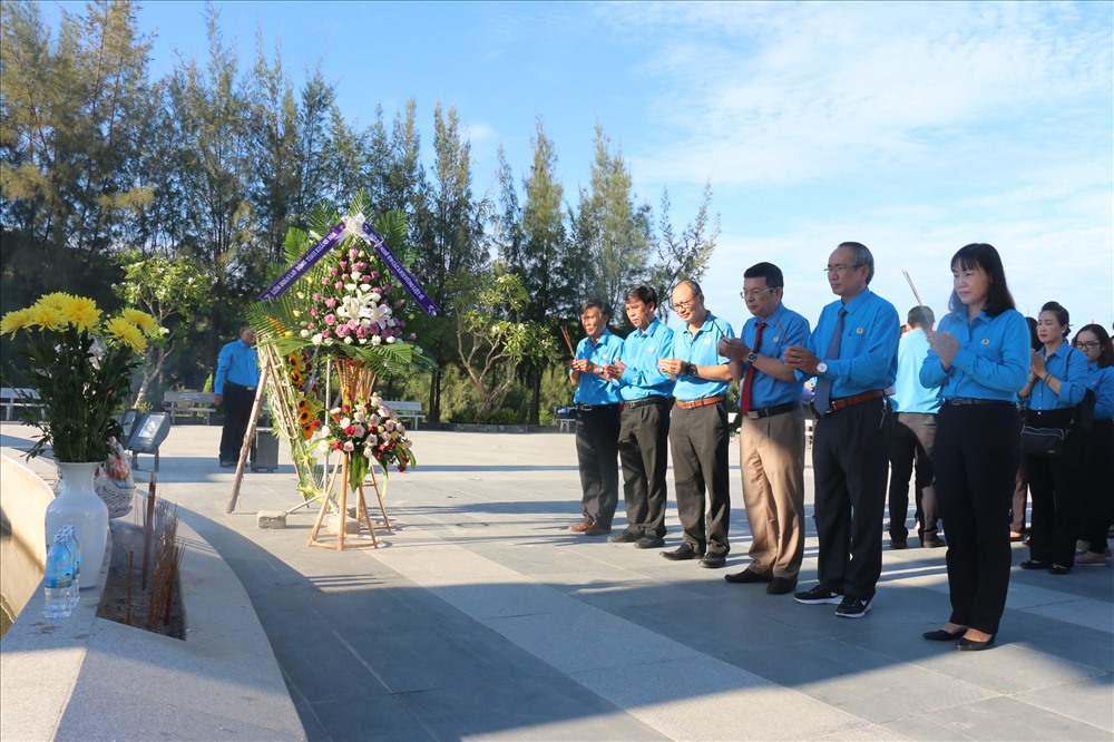 Đông đảo CBCĐ Khánh Hòa dâng hương tưởng nhớ những người đã ngã xuống và để lại phần xương máu vì hòa bình hôm nay. Ảnh: P.L