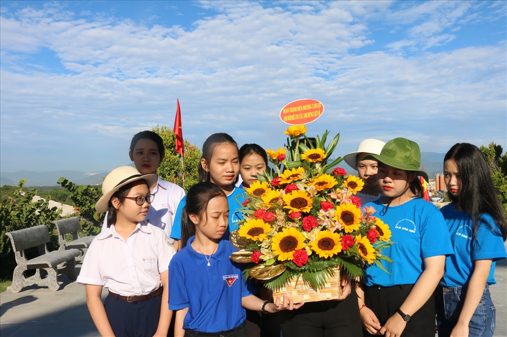 Các em học sinh tại Cam Lâm theo chân anh chị huyện đoàn cùng đến khu tưởng niệm Gạc Ma dâng hoa tưởng nhớ các anh hùng liệt sĩ. Ảnh: P.L