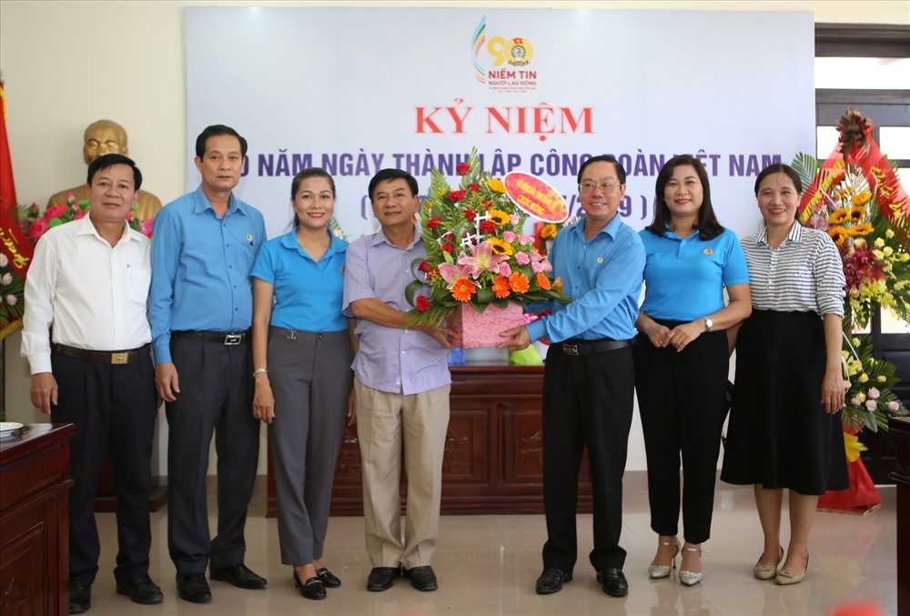 Lãnh đạo Hội Nông dân tỉnh Quảng Trị tặng hoa, chúc mừng kỷ niệm 90 năm ngày thành lập Công đoàn Việt Nam. Ảnh: Hưng Thơ.