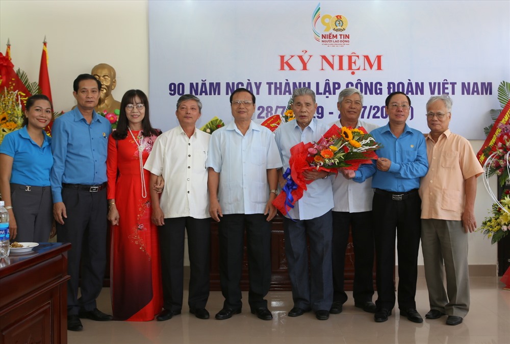 Nguyên lãnh đạo LĐLĐ tỉnh Quảng Trị tặng hoa, chúc mừng kỷ niệm 90 năm ngày thành lập Công đoàn Việt Nam. Ảnh: Hưng Thơ.