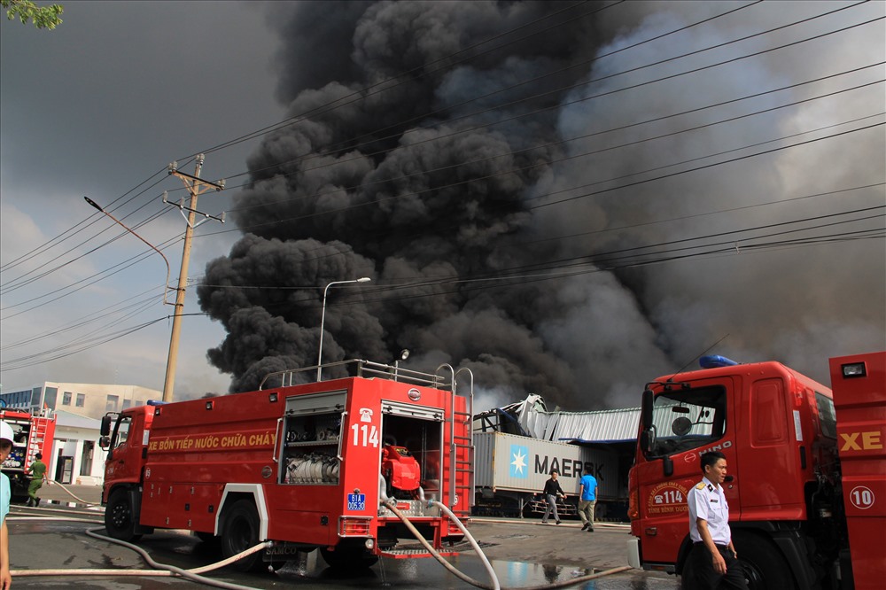 Vụ cháy kho hàng trong khu công nghiệp Sóng Thần 2 gây thiệt hại nặng tại thị xã Dĩ An, Bình Dương .