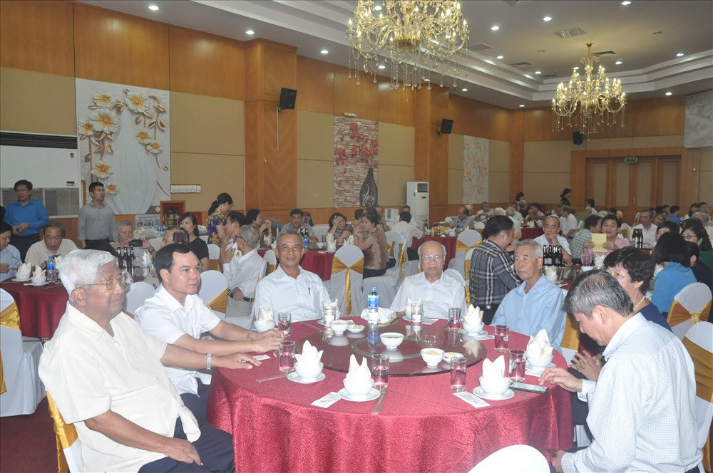 Đồng chí Nguyễn Đình Khang, Ủy viên Ban Chấp hành Trung ương Đảng, Bí thư Đảng đoàn Tổng Liên đoàn Lao động Việt Nam (thứ hai từ trái sang) cùng các đồng chí nguyên lãnh đạo Tổng LĐLĐVN tại buổi gặp mặt.