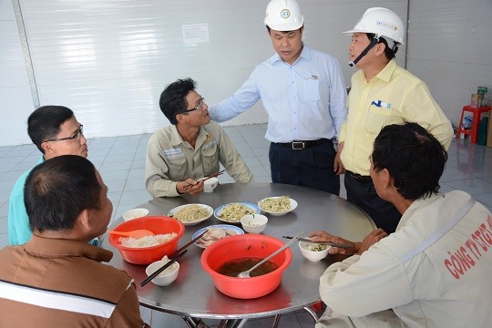 Đồng chí Đỗ Nga Việt - Chủ tịch Công đoàn Giao thông Vận tải Việt Nam thăm hỏi tình hình việc làm, sinh hoạt của CNLĐ. Ảnh: T.G