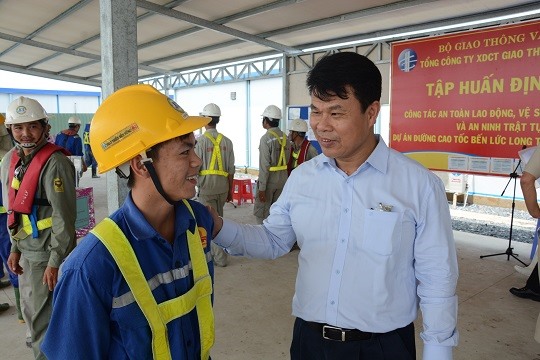 Đồng chí Đỗ Nga Việt - Chủ tịch Công đoàn Giao thông Vận tải Việt Nam động viên CNLĐ. Ảnh: T.G