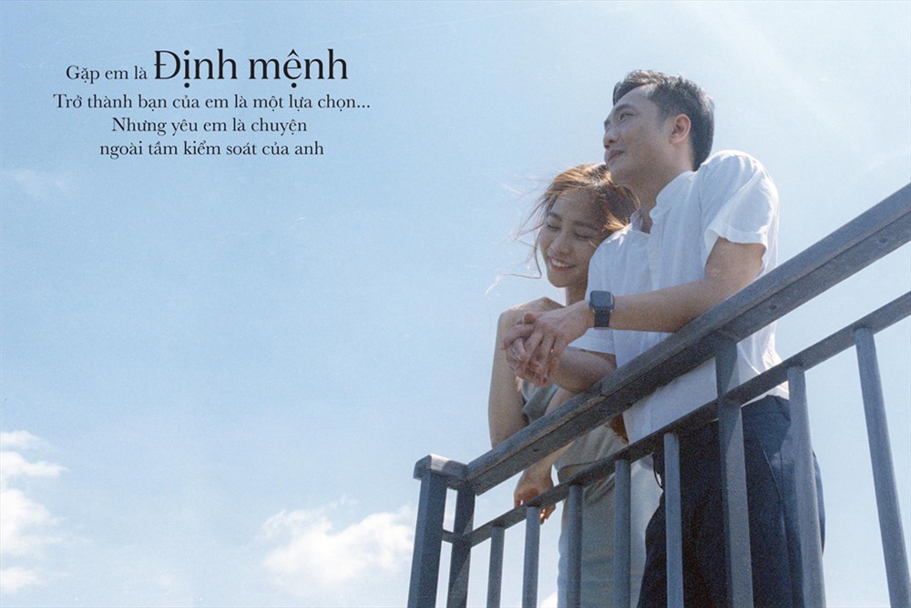 Bộ ảnh cưới mới nhất của Cường Đô La và vợ sắp cưới Đàm Thu Trang được chụp theo phong cách đời thường, giản dị nhưng vẫn đong đầy tỉnh cảm. Trong mỗi bức ảnh, nhiều câu nói ngôn tình hay lời bài hát được in kèm để thể hiện tình cảm của đại gia phố núi dành cho vợ. Ảnh: NVCC.