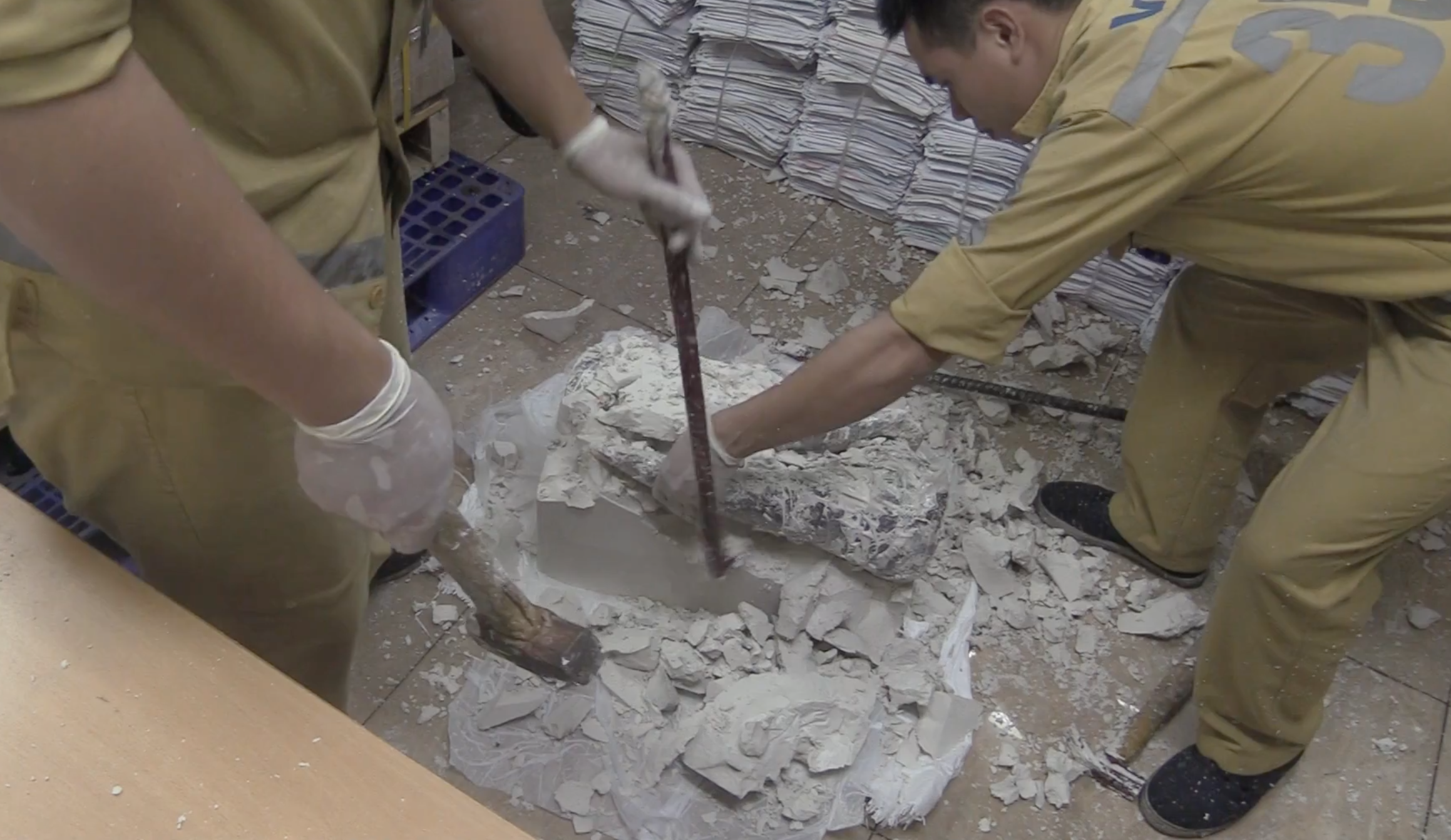 Rất nhiều sừng tê giác giấy trong 14 kiện hàng chuyển từ UEA về Hà Nội. Ảnh HQ