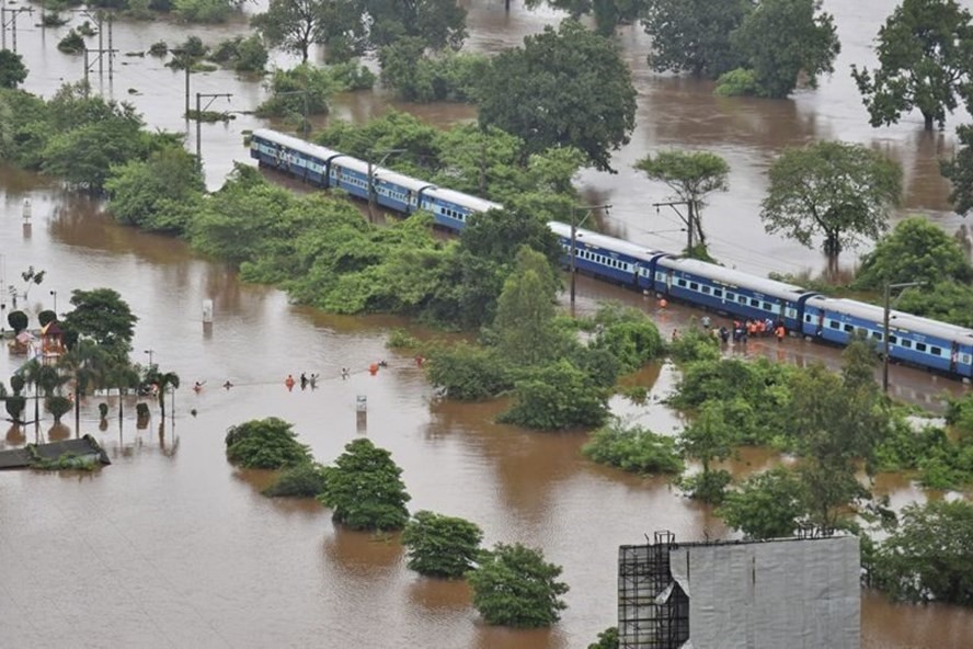 Tuyên bố của văn phòng quản lý thảm họa thiên tai bang Maharashtra, Ấn Độ cho biết, tàu tốc hành Mahalaxmi mắc kẹt trong lũ do đường ray bị ngập.