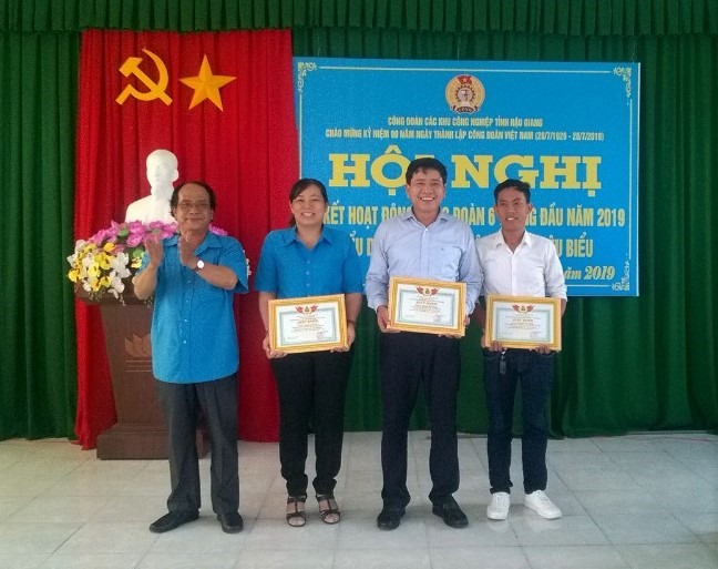 Ông Võ Văn Hiền - Chủ tịch Công đoàn các khu Công nghiệp tỉnh Hậu Giang - trao bằng khen và chúc mừng cho các cá nhân có thành tích xuất sắc.